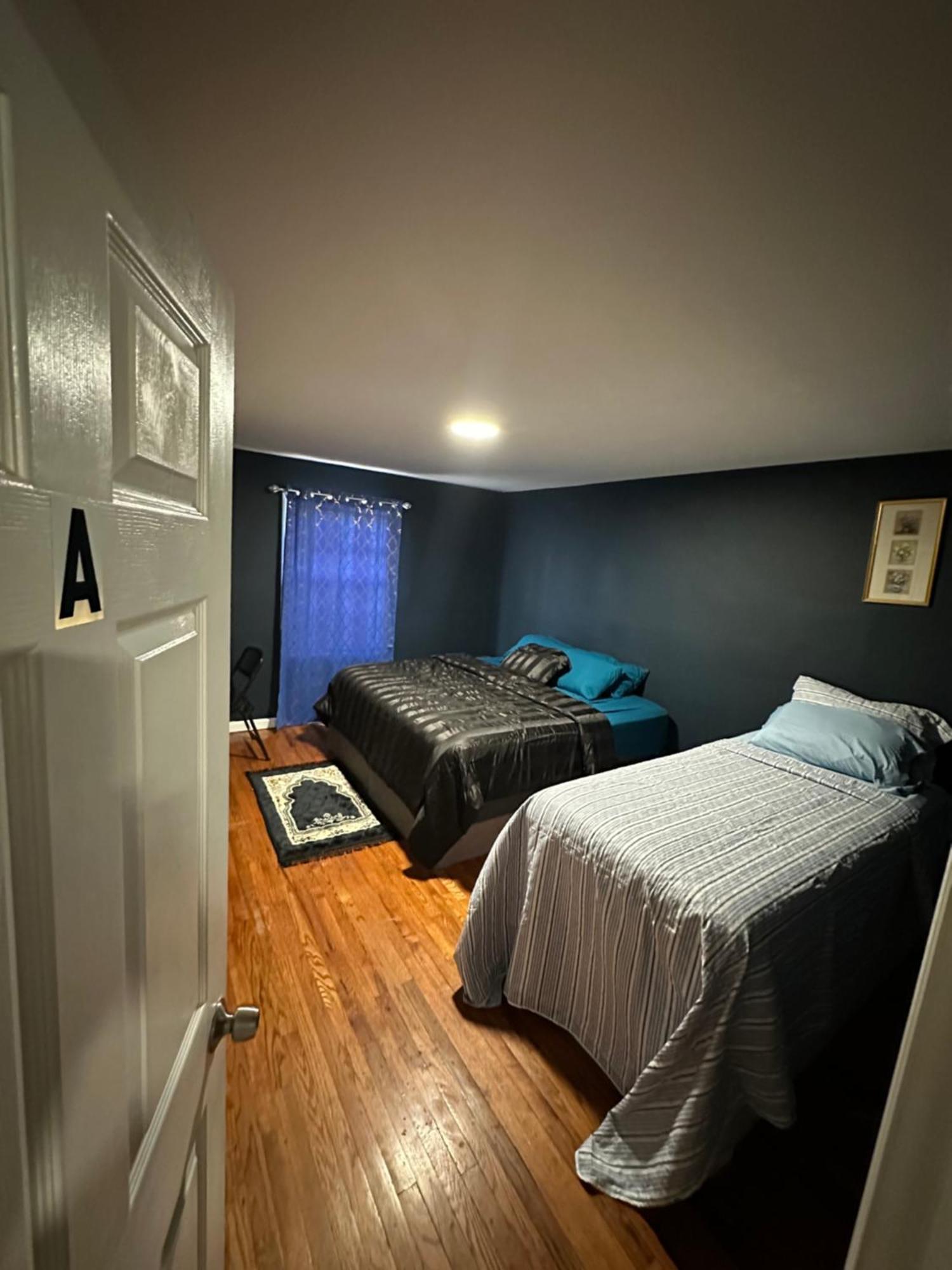 Homestay Fidelia Amethyst Room, King Bed And Twin Bed With Private Bathroom Minutes From Newark Liberty International Airport And Newark Penn Station