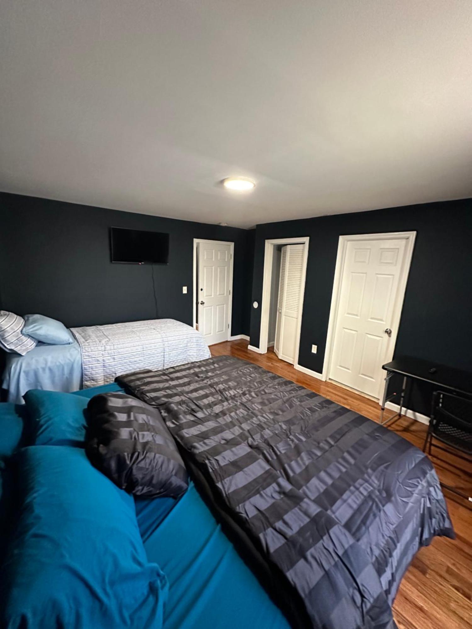 Homestay Fidelia Amethyst Room, King Bed And Twin Bed With Private Bathroom Minutes From Newark Liberty International Airport And Newark Penn Station *